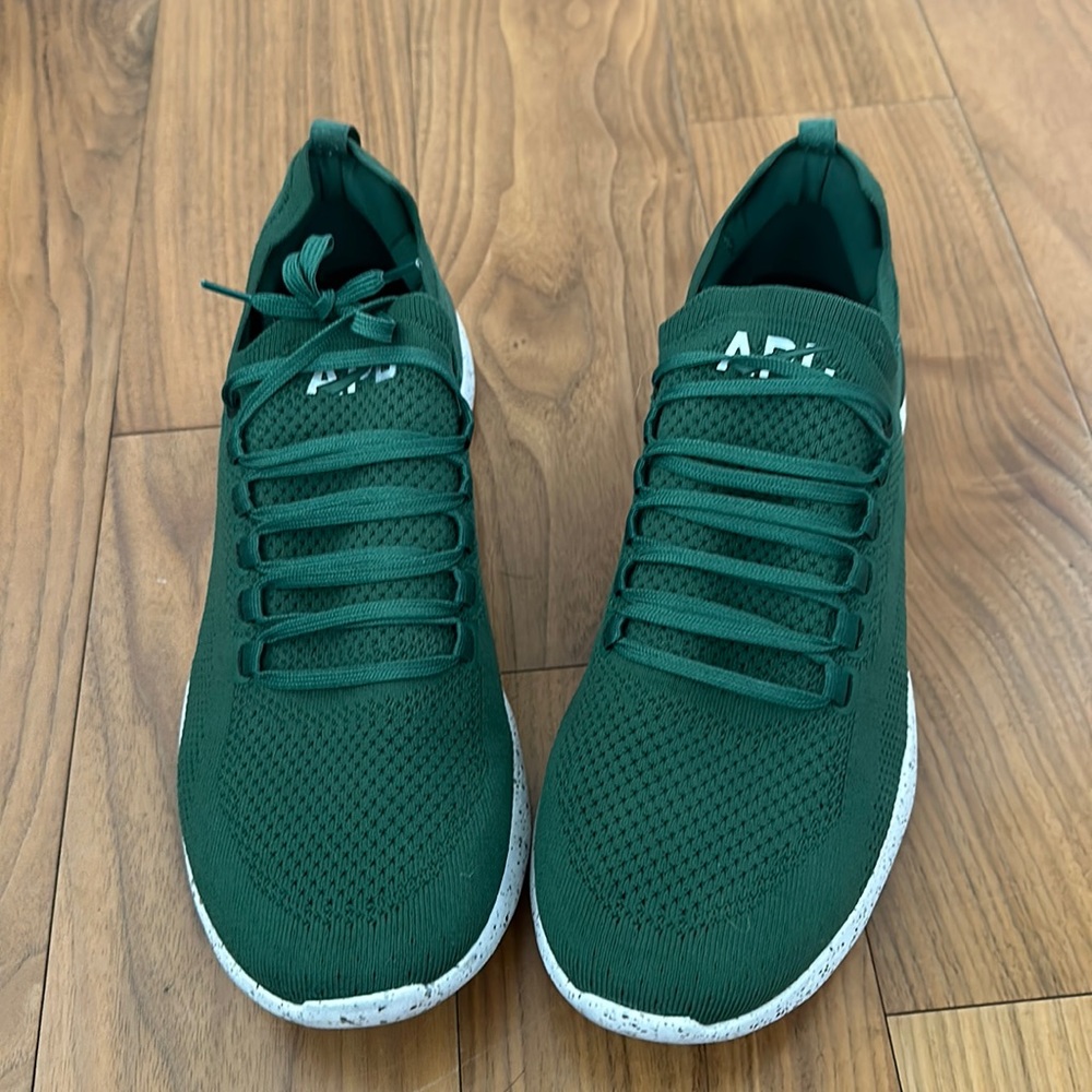 APL men’s running shoe